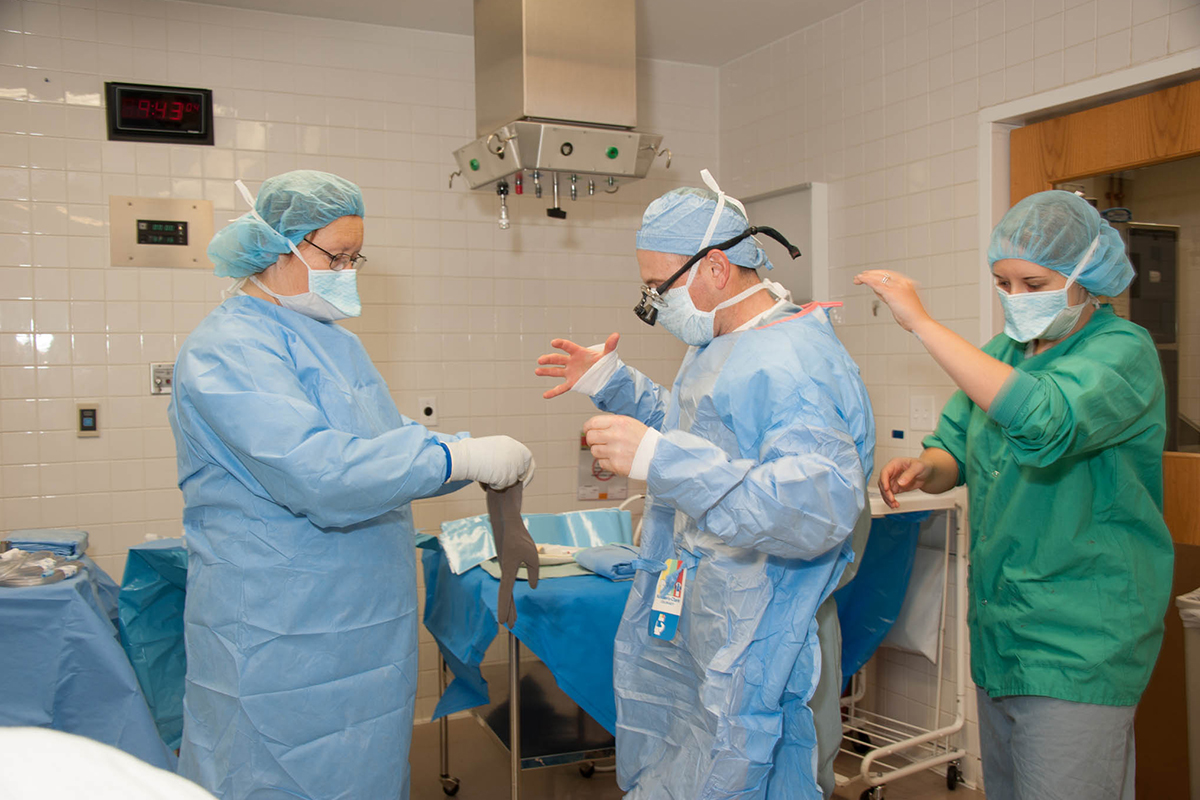 Surgeon preparing for an operation