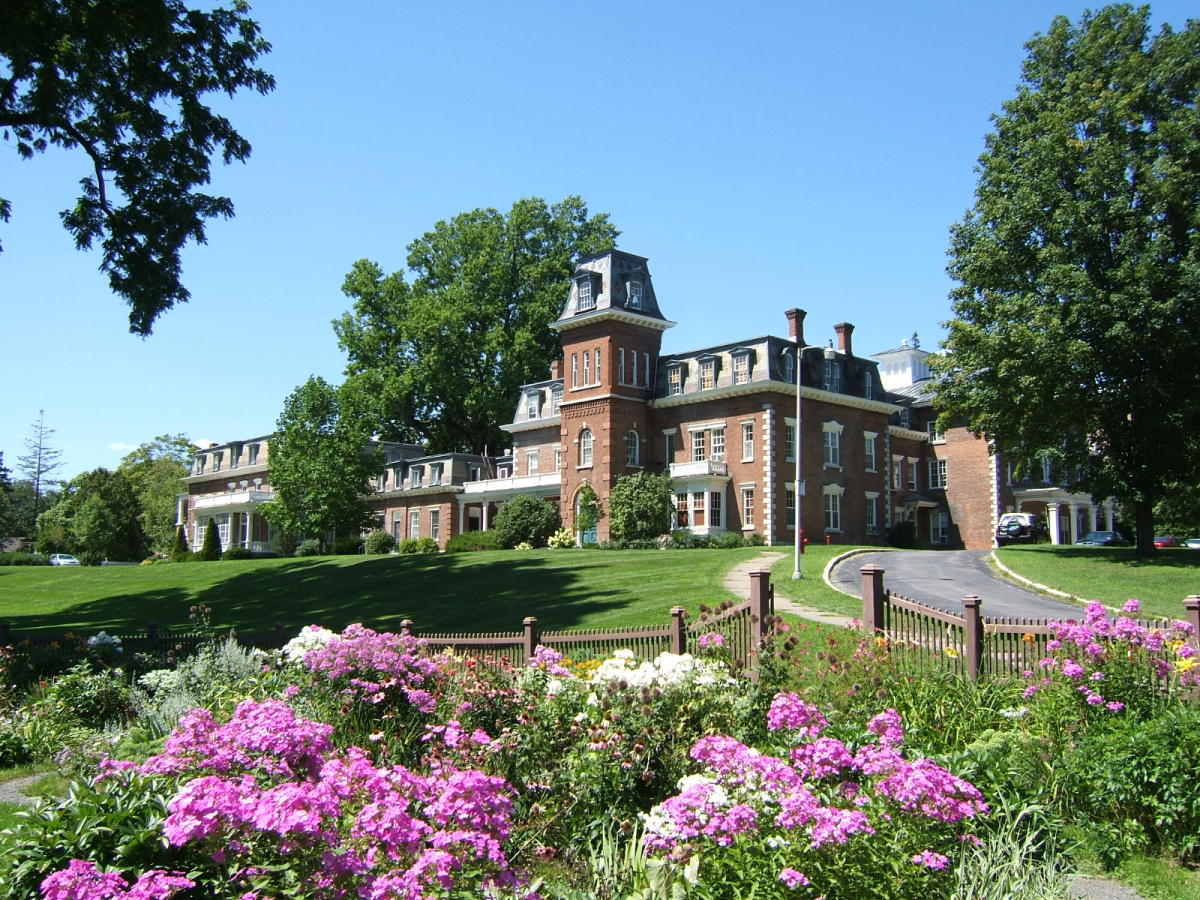 Picture of the Oneida Mansion House in Oneida, NY