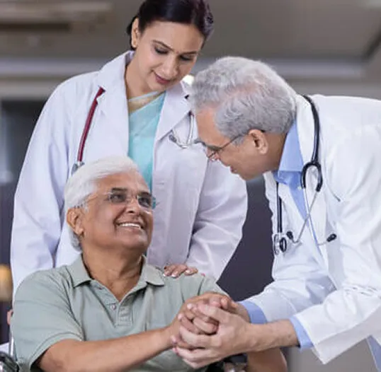 Doctors-caring-for-patient-panorama-1c6e87e7c397ff5ff508fb34c2ef7530-9xef2douz3pb